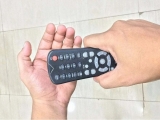 Tại sao đập nhẹ giúp điều khiển TV hoạt động lại?